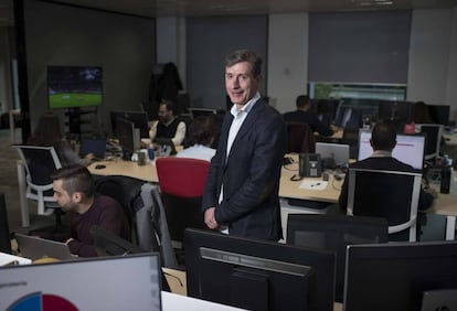 Emilio Fernández, responsable Antipiratería de LaLiga, posa junto a su equipo.