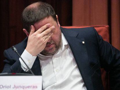 Junqueras se pone la mano en la cara.