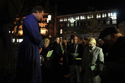 Varios asistentes celebran un minuto de silencio en el ayuntamiento de Belfast durante la conmemoración del centenario del naufragio. En la ciudad norirlandesa fue construido el transatlántico.