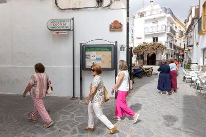 Turistas por las calles de Canillas de Aceituno (Málaga). 