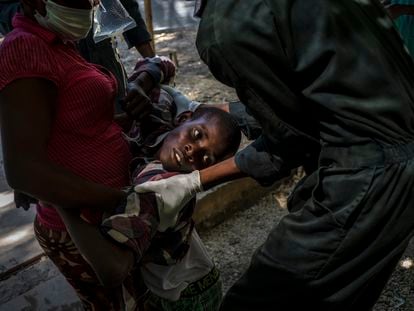 Un joven que sufre síntomas de cólera recibe ayuda en una clínica administrada por Médicos Sin Fronteras en Puerto Príncipe, Haití, en octubre de 2022.