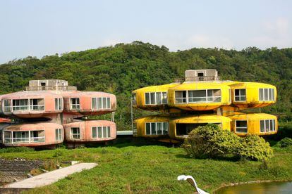 Las obras del pueblo ovni de Sanzhi comenzaron en 1978 y en total se construyeron ciento veintiséis casas rosas, azules, verdes y amarillas.