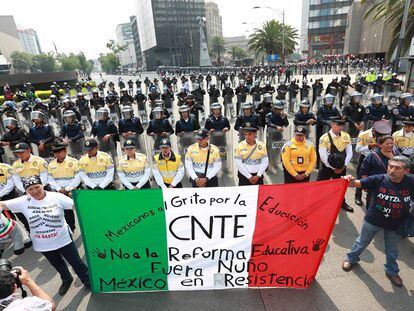 Policías en Reforma esperando la marcha de la CNTE.