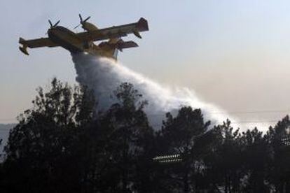 Un hidroavión suelta agua sobre el incendio. / G.T.