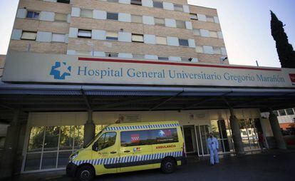 Una ambulancia de transporte no urgente en el hospital Gregorio Mara&ntilde;&oacute;n.