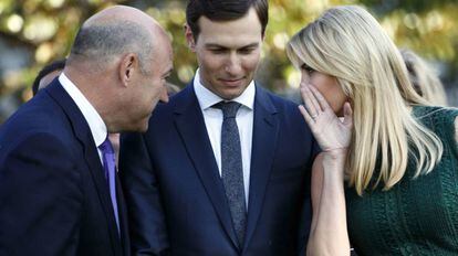 Ivanka Trump hablando con Gary Cohn, asesor econ&oacute;mico del presidente