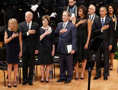 Desde la izquierda, Jill Biden y el entonces vicepresiente Joe Biden, Laura Bush y el expresidente George Bush, Michelle Obama y el entonces presidente Barack Obama, durante un funeral en Dallas, el 12 de julio de 2016.