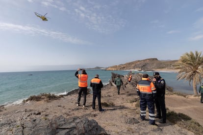 Búsqueda de los desparecidos del naufragio de una patera a 300 metros de la costa de Mazarrón.