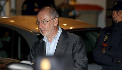 Rodrigo Rato sale de sus despacho tras el registro policial.