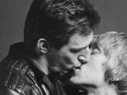 "Larry and Bobby Kissing", fotografía de Robert Mapplethorpe (1979).