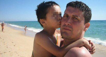 Emiliano Antonio Medina Mar&iacute;n, de 45 a&ntilde;os, sostiene en brazos a su hijo Hugo Medina Ferrer.