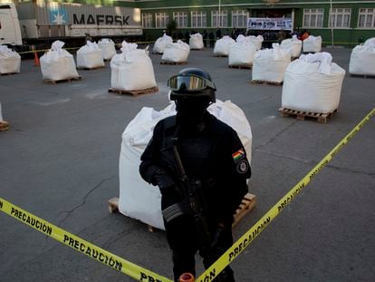 Un agente de la policía antinarcóticos custodia un cargamento de cocaína incautado en La Paz, Bolivia, en agosto de 2016.