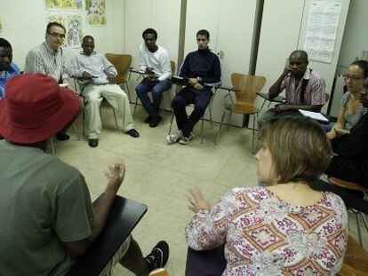 Una de las reuniones informativas a inmigrantes en el Saier. 