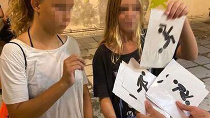 Dos niñas eligen unas hojas con posturas sexuales en la gincana sobre educación sexual organizada
por el Servicio de Juventud del Ayuntamiento de Vilassar de Mar (Barcelona)