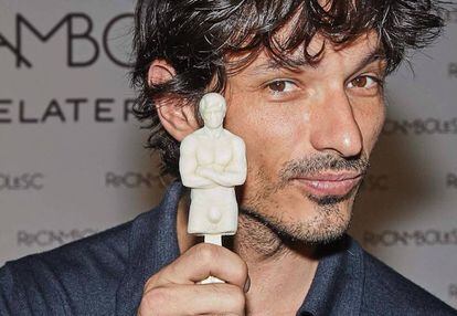 El modelo Andrés Velencoso, con el helado creado por Jordi Roca.