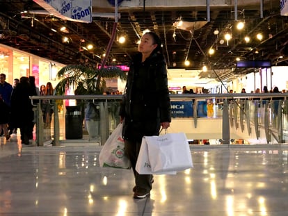 Una compradora en el centro comercial de la Vaguada, en Madrid.