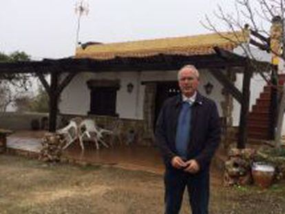 Paco Casero, en la casa donde inició la nueva huelga de hambre, en Venta del Rayo de Loja.