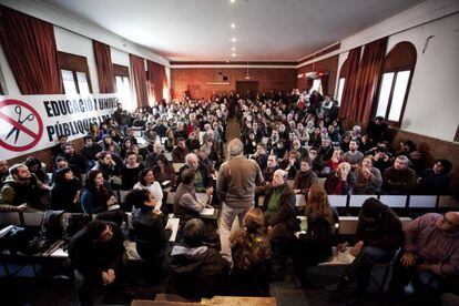 Profesores universitarios durante la asamblea de este s&aacute;bado en el convento de los Caputxins de Sarri&agrave;.