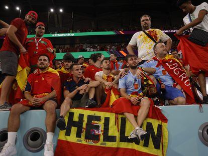 Aficionados españoles se lamentan tras la derrota de la selección por penaltis ante Marruecos.