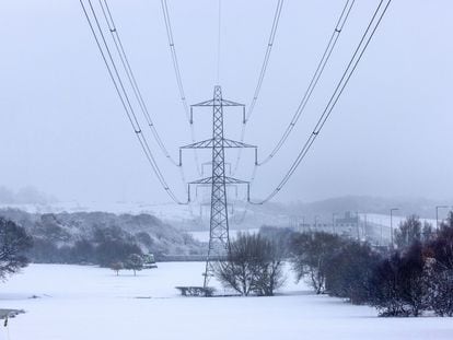 Vista de un tendido eléctrico y un paisaje nevado, este lunes en Epping (Reino Unido).