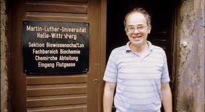 Gunter Fischer, a l'entrada de l'Institut de Bioquímica de la Universitat de Halle, el 1989.