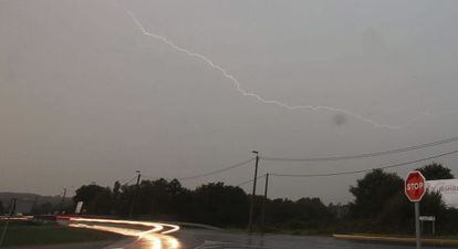 Tormenta el&eacute;ctrica este domingo en la localidad lucense de Gunt&iacute;n.