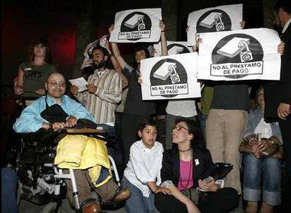 Un grupo de jóvenes interrumpe la lectura continuada del Quijote en el Círculo de Bellas Artes.