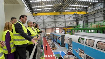 El ministro de Transportes, Óscar Puente, durante su visita del 8 de este mes a la planta de Stadler en Albuixech (Valencia).