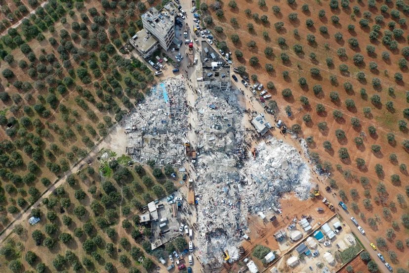 Vista aérea de la localidad siria de Besnia, destruida por el terremoto, este lunes.
