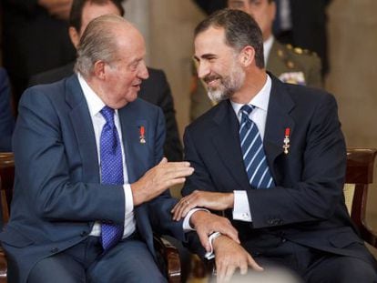 Don Juan Carlos y Felipe VI en junio de 2014, en un acto con motivo de la firma del tratado de adhesión de España a la UE.