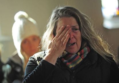Una mujer llora en un servicio en una iglesia episcopaliana en Newtown. 