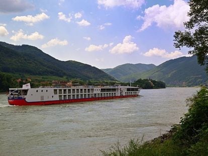 Uno de los muchos barcos crucero que navegan por el Rin.