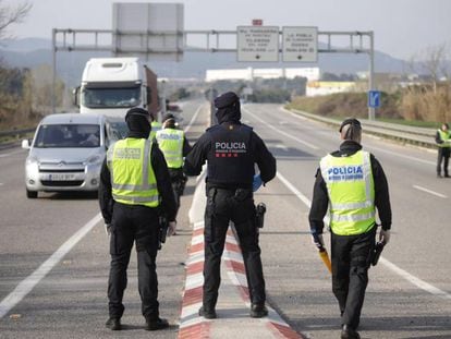 Mossos d'Esquadra a l'entrada d'Igualada aquest divendres al matí.