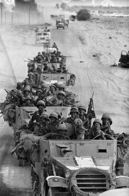 Un convoy militar de Israel, el 8 de junio de 1967 en Egipto.