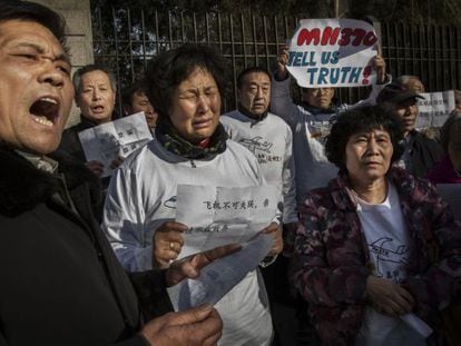 Familiares de las víctimas protestan ante la Embajada malasia en Pekín.