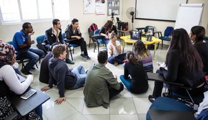 Un grupo de jóvenes migrantes de distintos países y contextos organizan juntos su propuesta para participar en el festival de cine de migraciones de la OIM en Amman, en septiembre de 2017.  