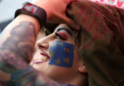 Una manifestante con una bandera europea pintada en su rostro sonríe en una protesta contra el 'Brexit' en Trafalgar Square, en el centro de Londres.