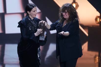 La actriz francesa Juliette Binoche recibe el Goya Internacional de manos de la directora Isabel Coixet.