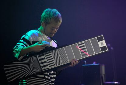 Un miembro de Electronicos Fantasticos! durante un concierto en Tokio el 2 de septiembre.