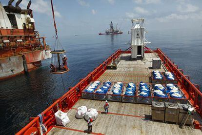 Operaciones para colocar la campana que tapará una de las fugas de crudo en el golfo de México.