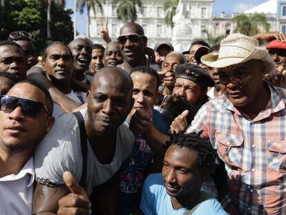 El pelotero Jos&eacute; Ariel Contreras (segundo por la izquierda) rodeado de seguidores en La Habana