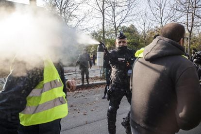 La policía lanza gas lacrimógeno a un manifestante durante la protesta de los 'chalecos amarillos' por el centro de París.