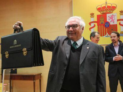 Manuel Castells durante la entrega de la cartera de Universidades
