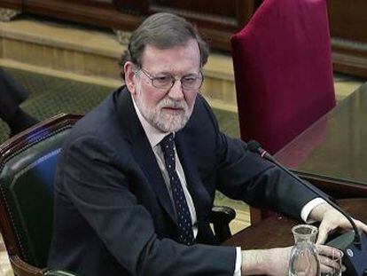 El expresidente declaró en el Tribunal Supremo que la situación catalana era de “excepcionalidad y acoso”. Una tesis reforzada por su  número dos  en el Gobierno, Soraya Sáenz de Santamaría que se refirió a  acoso violento 