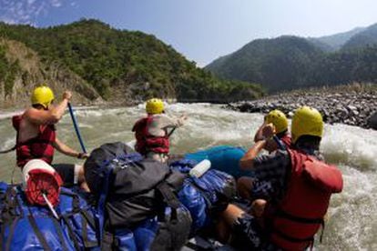 Rafting en el río Sun Kosi, en Nepal.