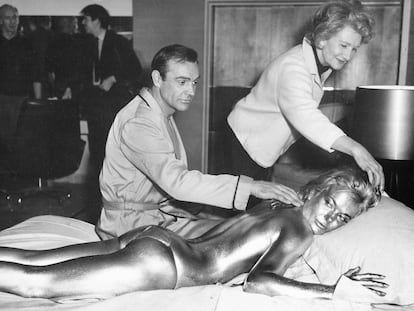 James Bond, en abril de 1964, en el rodaje de 'Goldfinger', con Shirley Eaton cubierta de pintura dorada.