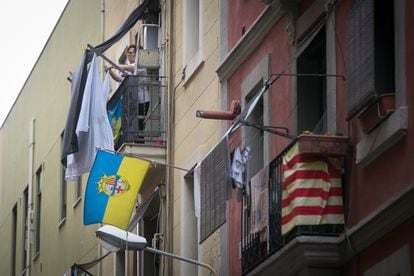 Una mujer tiende la ropa en su casa del Barrio de la Barceloneta.