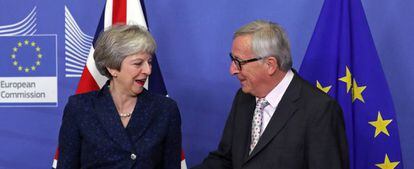 La primera ministra británica, Theresa May, y el presidente de la Comisión Europea, Jean-Claude Juncker, en Bruselas.