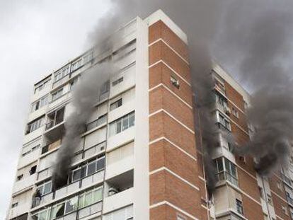 Los bomberos han rescatado a varios vecinos por las ventanas de la fachada principal del edificio, del barrio del Pilar