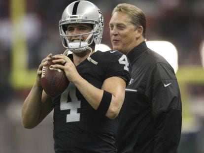 El 'quarterback' de Raiders, Derek Carr, durante el juego en México.